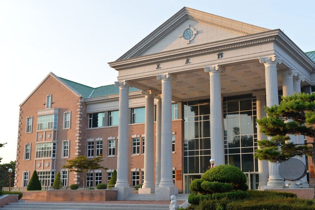 Lembaga Pendidikan Menggunakan PT, Emang Bisa