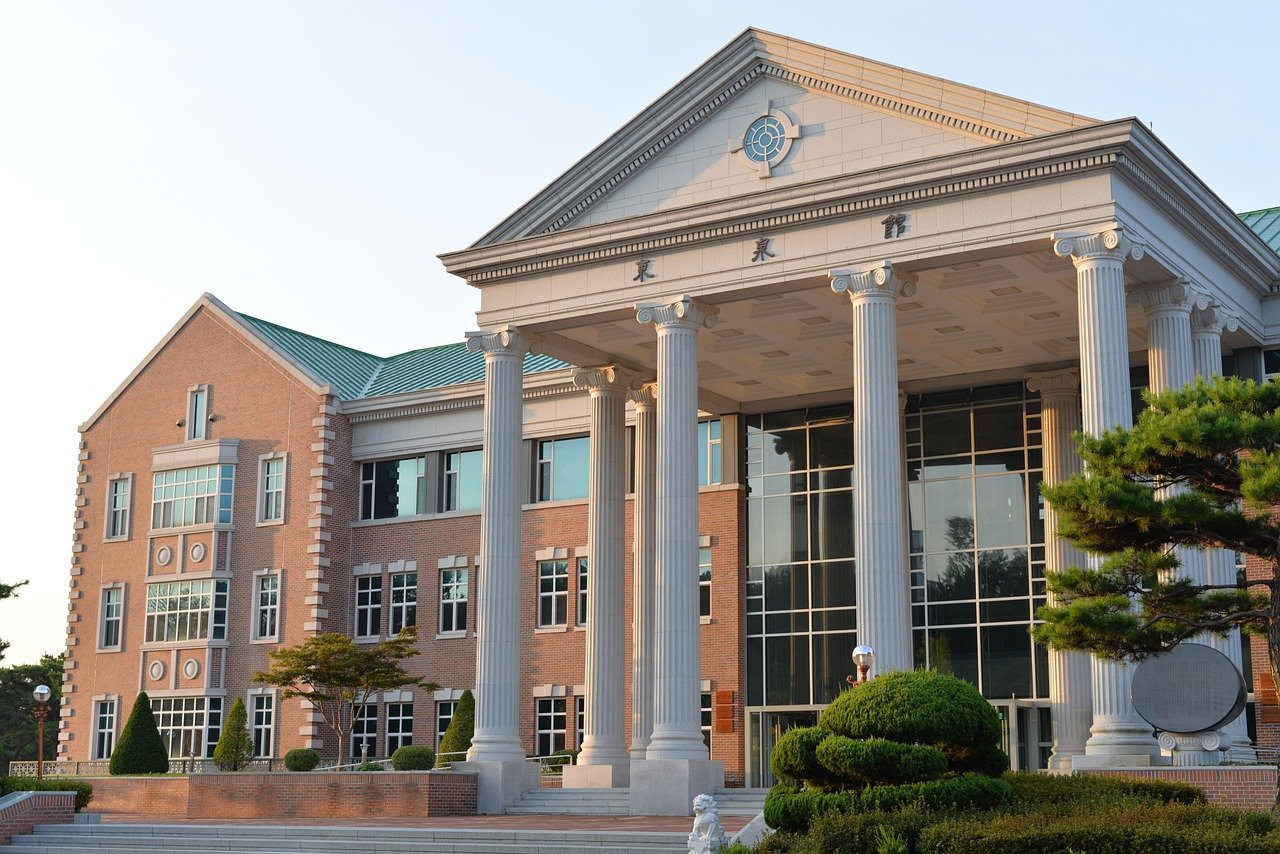 Lembaga Pendidikan Menggunakan PT, Emang Bisa